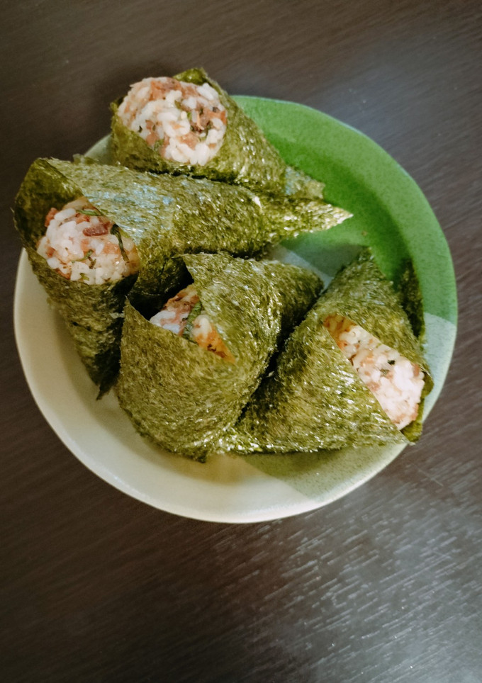 そぼろと大葉と梅の焼き海苔おむすび-レシピのメイン写真