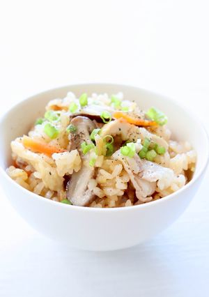 どんどん加えて【豚椎茸の炊き込み塩麹ご飯-レシピのメイン写真