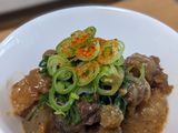 塩麹の牛すじ肉とこんにゃく味噌煮込み