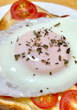 しあわせトースト（目玉焼きとミニトマト-レシピのメイン写真