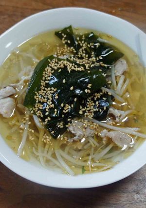豚肉入りもやしとワカメのスープ-レシピのメイン写真