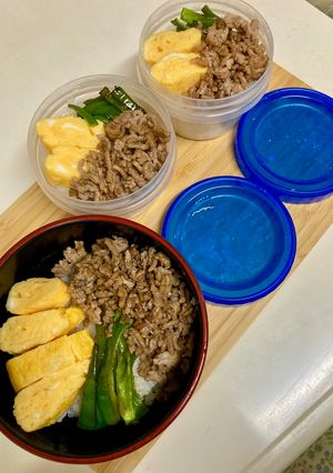 豚ひき肉そぼろ丼　卵、野菜。-レシピのメイン写真