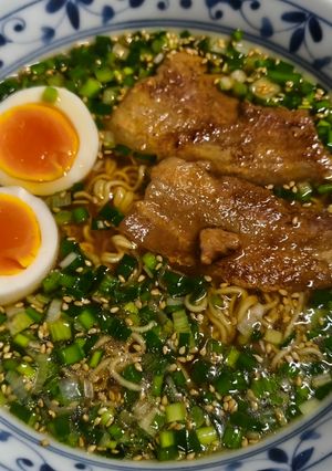 豚焼肉とネギニラの醤油ラーメン-レシピのメイン写真