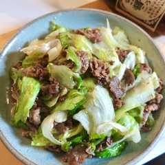 รูปของ レタスと牛肉の醤油こうじ炒め