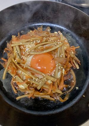 ごぼうと人参のきんぴら風巣ごもり卵-レシピのメイン写真