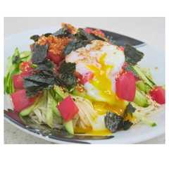 รูปของ 【そうめんアレンジ】温玉とキムチは鉄板
