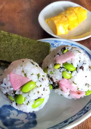 長芋の赤梅酢漬けと枝豆の鬼旨混ぜおにぎり-レシピのメイン写真