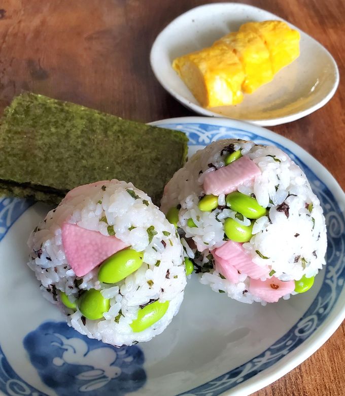 長芋の赤梅酢漬けと枝豆の鬼旨混ぜおにぎり-レシピのメイン写真