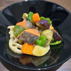 A picture of 鮭と根菜の【黒酢あんかけ】.
