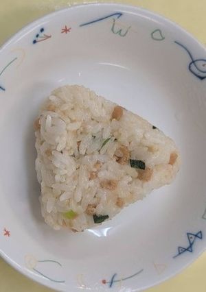 保育園の鶏そぼろのおにぎり-レシピのメイン写真