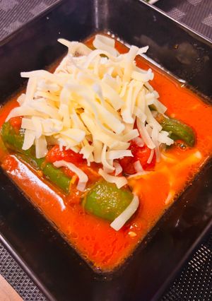 丸ごとピーマンの肉詰め。トマト煮込み-レシピのメイン写真