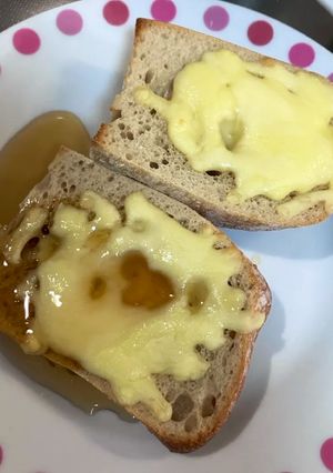 フランスパンのチーズ焼きシロップ添え-レシピのメイン写真