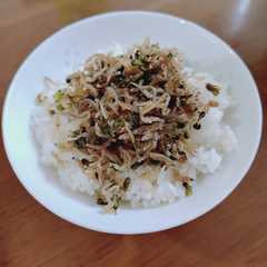 รูปของ 紫蘇の実とちりめんじゃこの佃煮