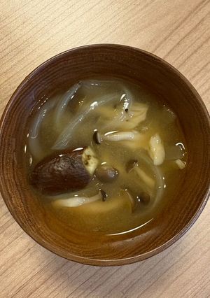 ナスとしめじと玉ねぎの味噌汁-レシピのメイン写真