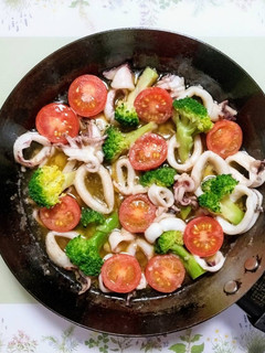 イカとトマトとブロッコリーのアヒージョ-レシピのメイン写真