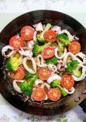 イカとトマトとブロッコリーのアヒージョ-レシピのメイン写真