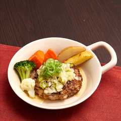 รูปของ ネギ塩だれが肉汁とからむ～ホルモンバーグ