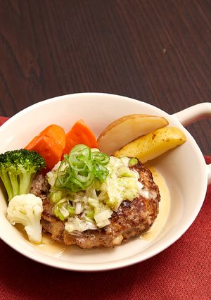 ネギ塩だれが肉汁とからむ～ホルモンバーグ-レシピのメイン写真