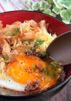 節約ごはん！揚げ玉たっぷり目玉焼き丼-レシピのメイン写真