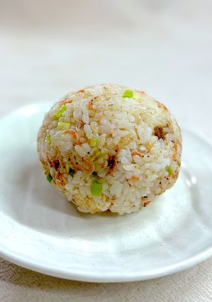 あみ海老（小海老）と鰹節の麺つゆおにぎり-レシピのメイン写真