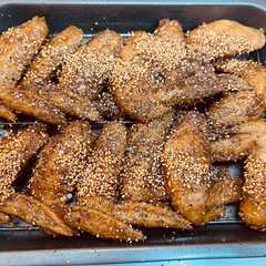 A picture of コショウたっぷり！甘辛手羽先の揚げ物.