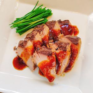 漬けて焼くだけ✨簡単♪鰹のたたきのチャーシュー風
