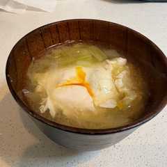 รูปของ キャベツと落とし卵のお味噌汁