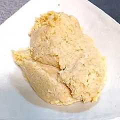 A picture of すぐに食べられる、炊飯器で自家製、生麹無添加味噌.