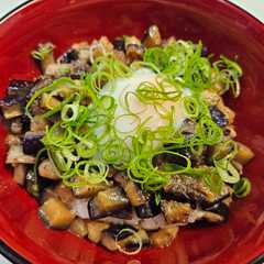 รูปของ 簡単!たっぷりなすのガリバタ丼
