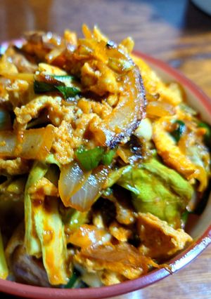 豚バラ入りニラ玉コチュジャン丼-レシピのメイン写真