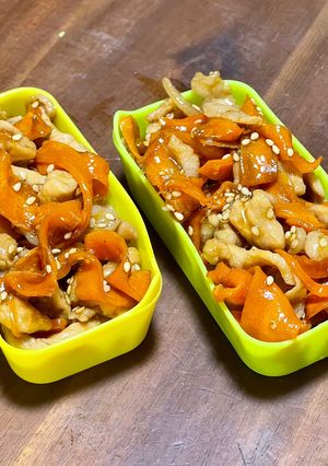 お弁当ワンパン！豚こまとヒラヒラ人参の甘辛炒め-レシピのメイン写真
