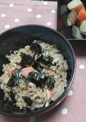 土鍋で塩鮭ときのこの炊き込みご飯-レシピのメイン写真