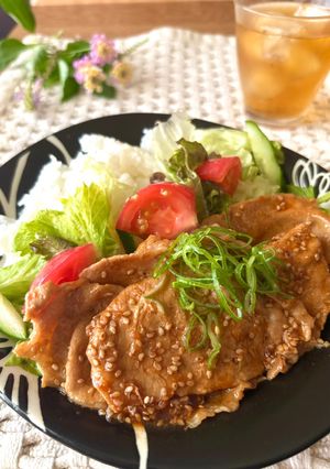 簡単昼食・夕食★爆速焼き肉と夏野菜の豚丼-レシピのメイン写真