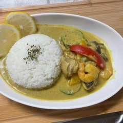รูปของ 鶏もも肉とエビと夏野菜のココナッツカレー