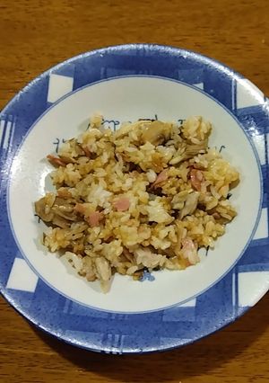 和風も洋風も合う！秋香る舞茸とベーコンの炒めご飯-レシピのメイン写真