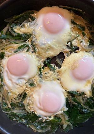 玉ねぎとニラの巣ごもり目玉焼き-レシピのメイン写真
