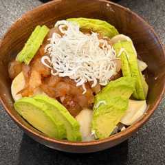 รูปของ ギョギョ魚丼！タンパク質たっぷり丼