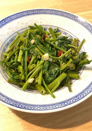 シンプルな空芯菜炒め。にんにくと鷹の爪で簡単-レシピのメイン写真