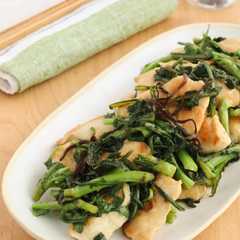 รูปของ 鶏むね肉と春菊の塩昆布バタぽん炒め