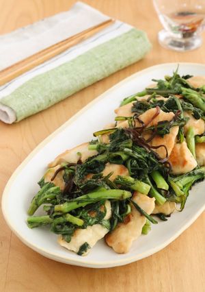 鶏むね肉と春菊の塩昆布バタぽん炒め-レシピのメイン写真