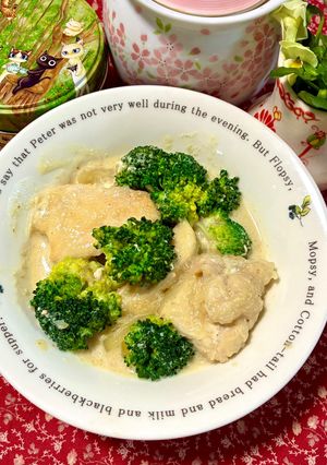 鶏肉とブロッコリーの豆乳胡麻味噌煮込み♪-レシピのメイン写真