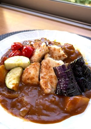 【簡単夕食】柔らか鶏胸肉と茄子と夏野菜のカレー-レシピのメイン写真