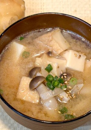 簡単夕食朝食に☆生姜香る厚揚げとしめじのお味噌汁-レシピのメイン写真