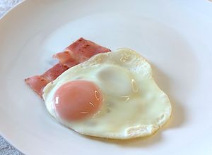 これでいいんじゃない？ベーコンエッグ-レシピのメイン写真