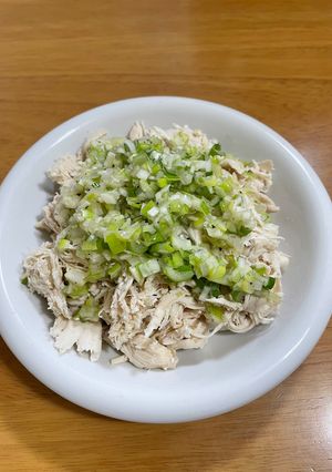 レンジで作れて簡単!蒸し鶏のネギ塩だれ-レシピのメイン写真