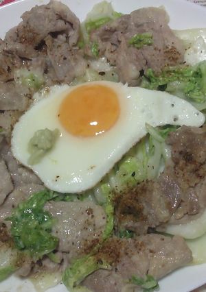 豚ロース薄切り肉・白菜のガリバタ炒め月見-レシピのメイン写真
