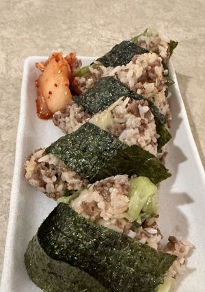 ひき肉レタスのおにぎり-レシピのメイン写真