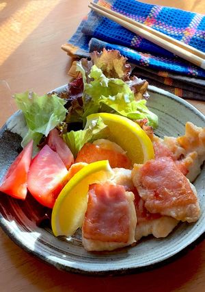 ＊鶏むね肉のベーコンのせ塩焼き＊レモン添え＊-レシピのメイン写真