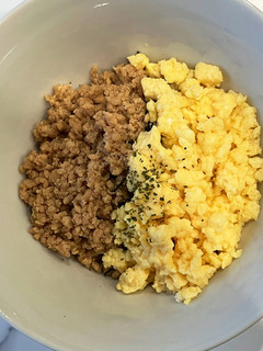 お弁当の定番、二食丼!鶏そぼろご飯-レシピのメイン写真