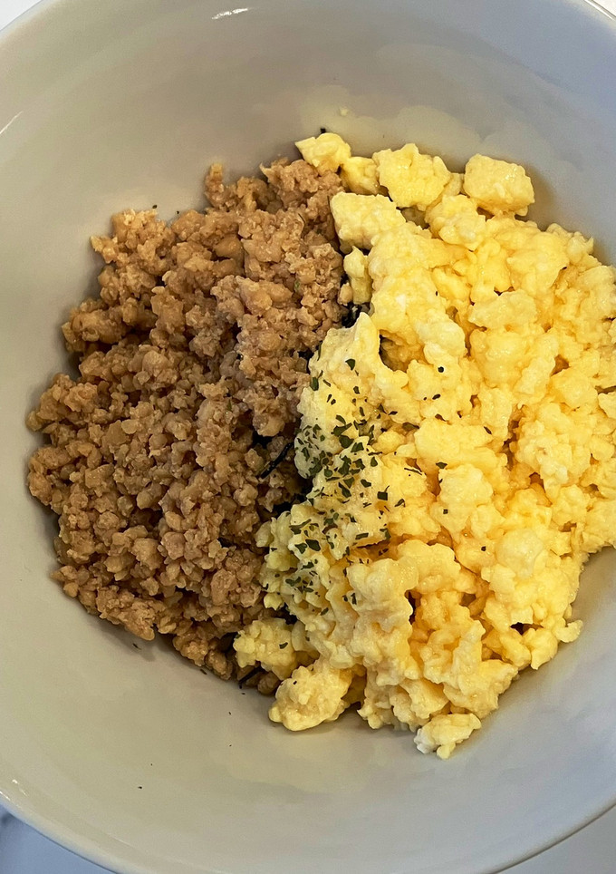 お弁当の定番、二食丼！鶏そぼろご飯-レシピのメイン写真